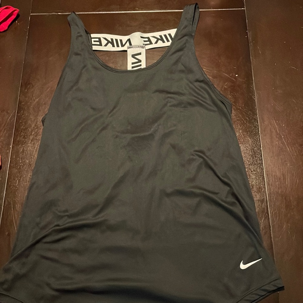MEDIUM Nike Black Athletic Top w/ open back / great condition